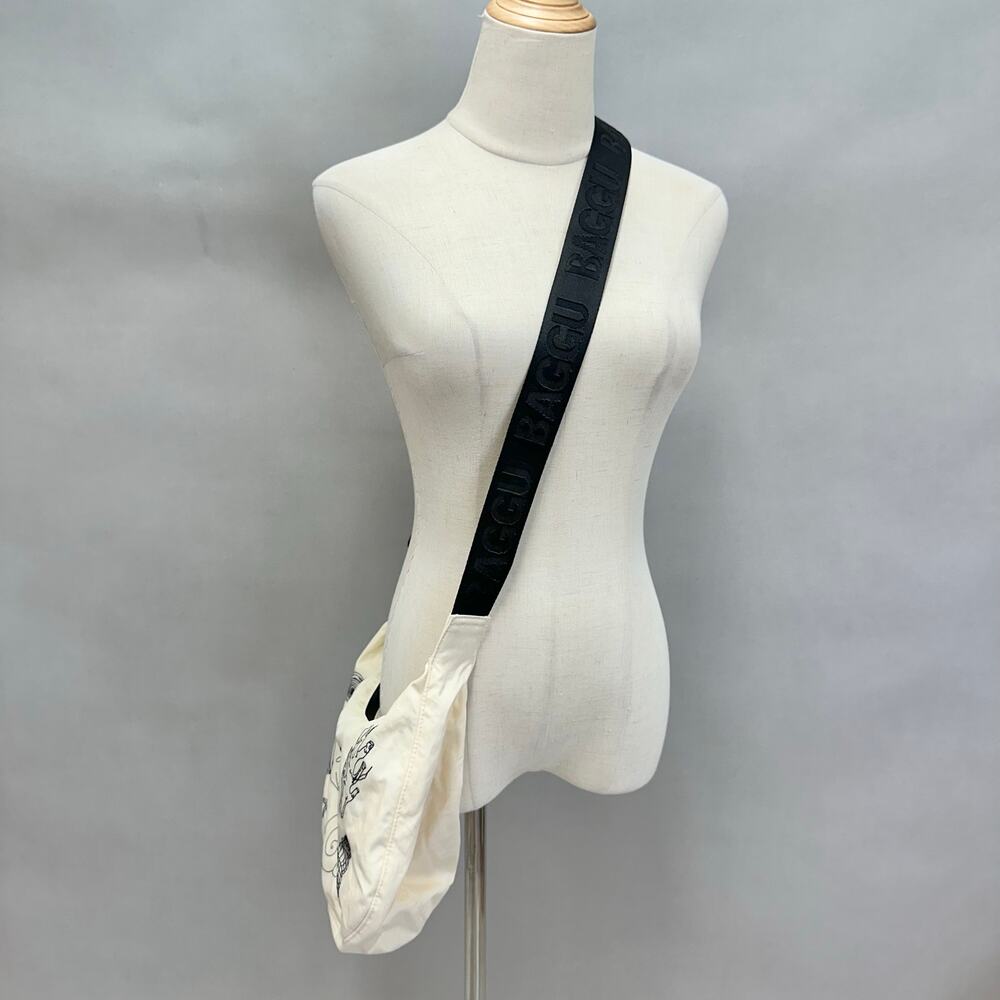 Baggu Medium nylon crescent bag in Embroidered Shells crossbody adjustable NWT - Picture 7 of 16